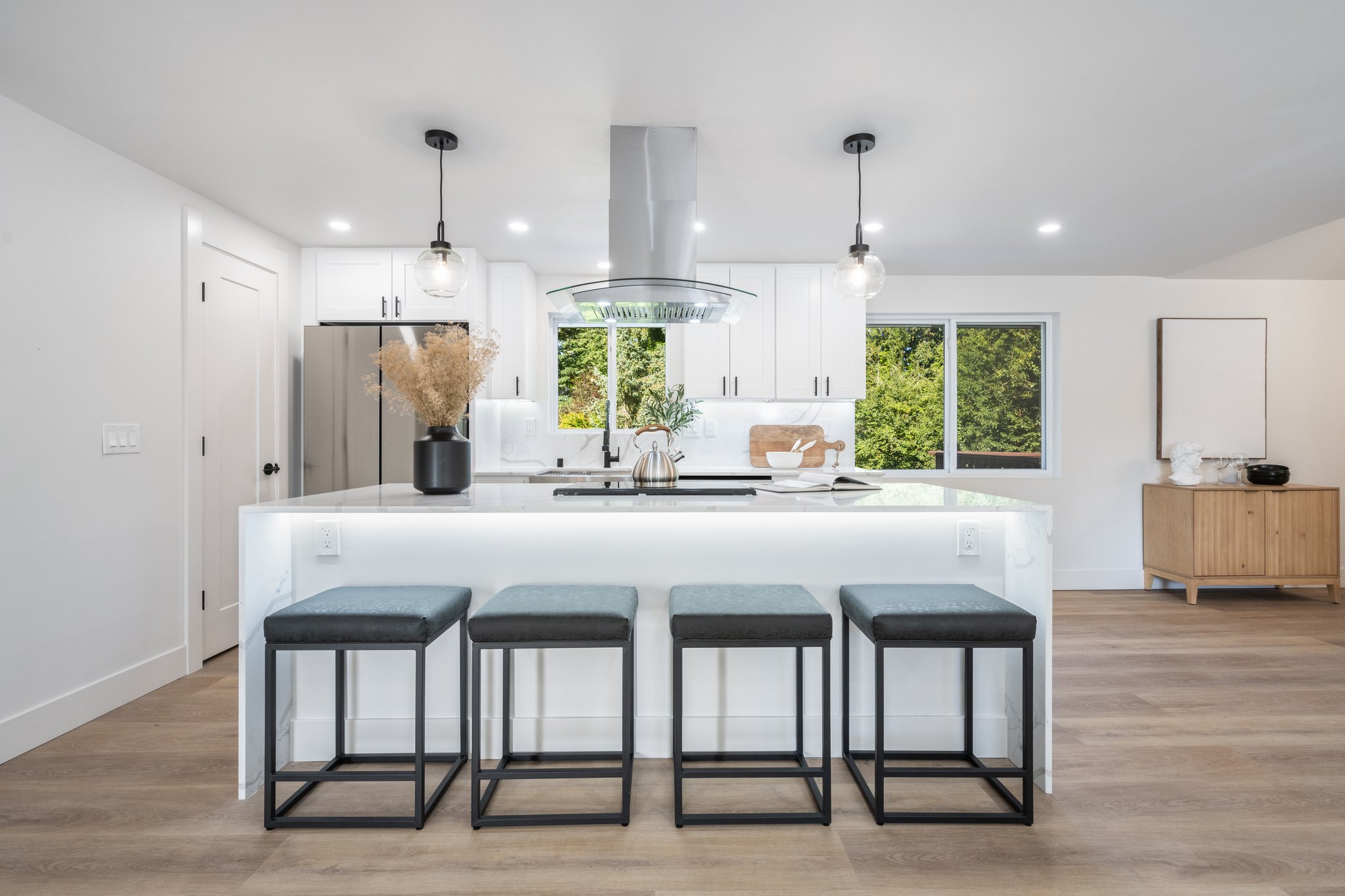 Federal Way kitchen remodel photo with quartz countertops